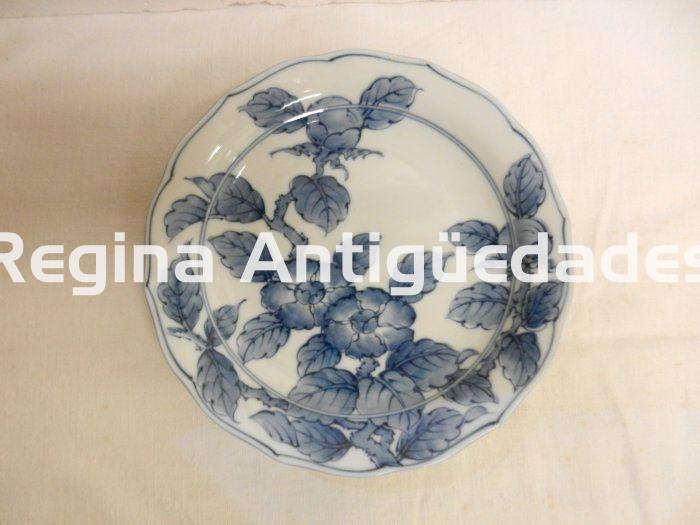 Plato de ceramica con fondo blanco y flores azules - Imagen 1